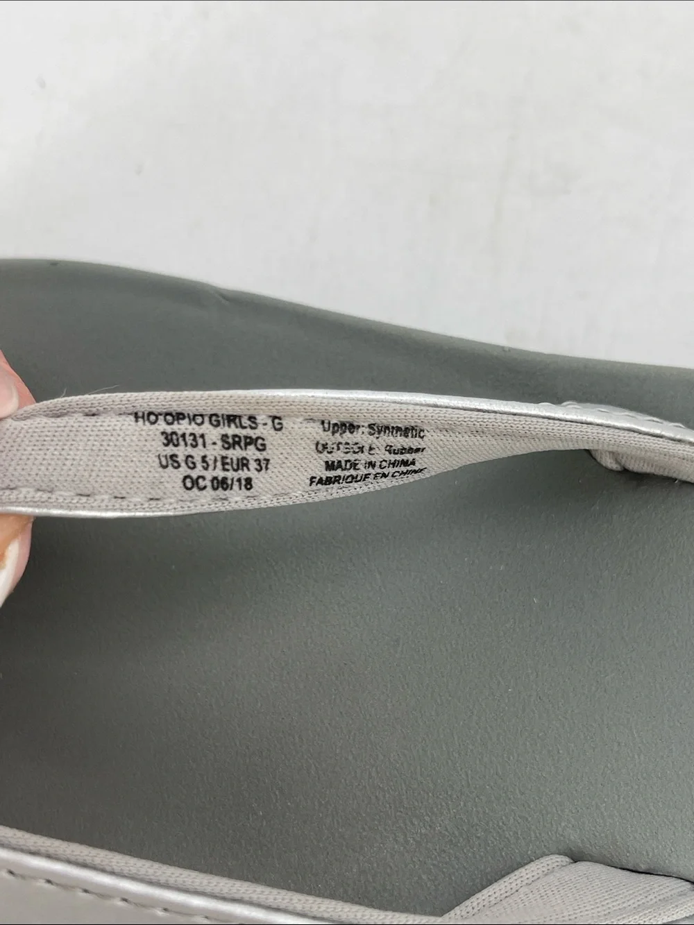 OluKai Women’s Silver and Gray Flip Flop Sandals Size 6.5